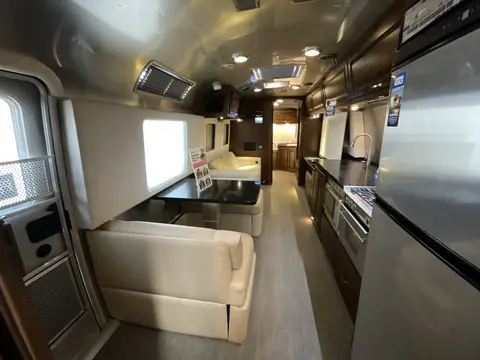 2018 Airstream Classic 33FB TWIN — photo 2
