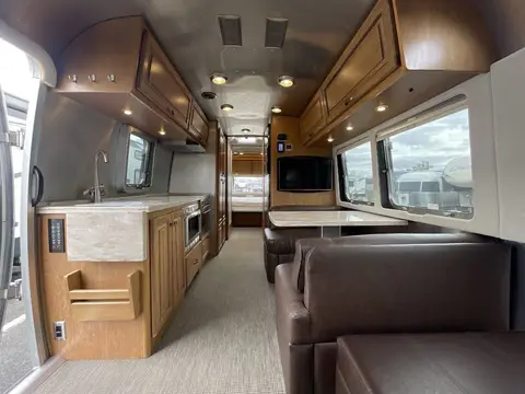 2017 Airstream Classic 30 — photo 2