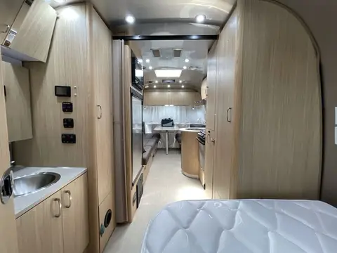 2017 Airstream Flying Cloud 23D — photo 4