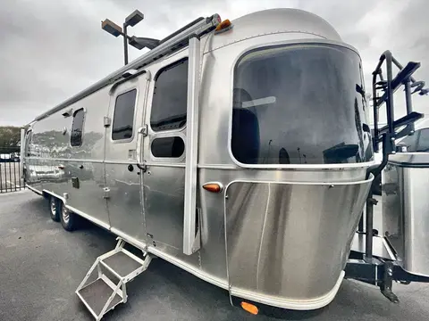 2018 Airstream Classic — photo 1