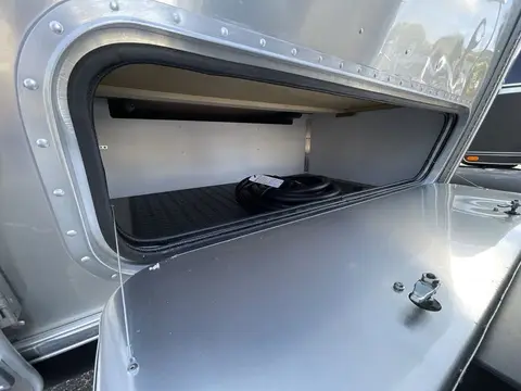 2025 Airstream Flying Cloud 27FBQ — photo 2