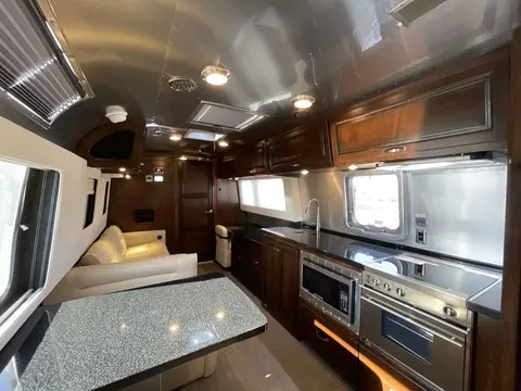 2019 Airstream Classic 33FBQ — photo 5