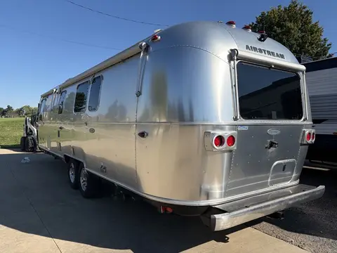 2019 Airstream Classic 33FB Twin — photo 3