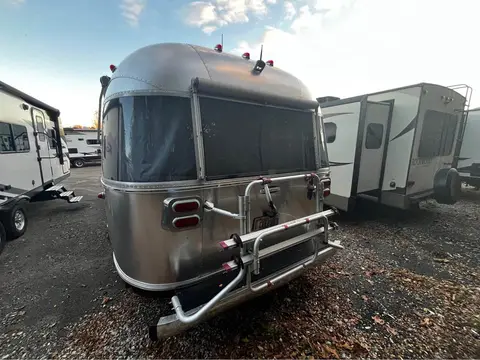 2018 Airstream International Signature 27FB — photo 3