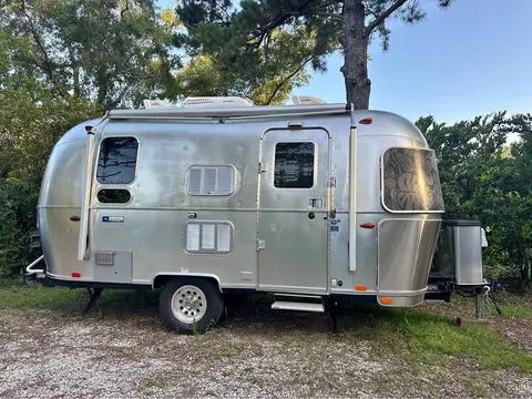2019 Airstream Tommy Bahama 19 ft — photo 1