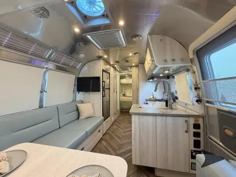 2021 Airstream International 27FB — photo 3
