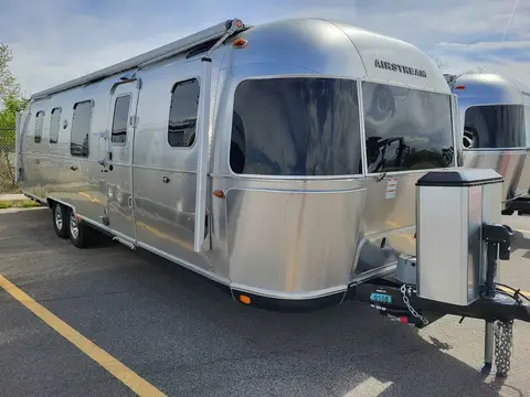 2020 Airstream Classic 33 Queen — photo 2