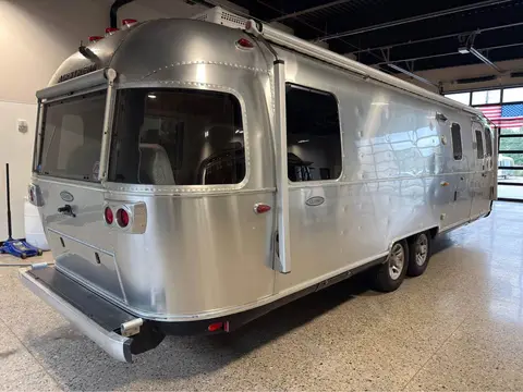 2018 Airstream Classic — photo 4