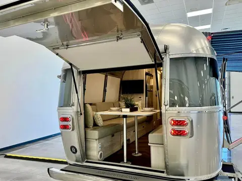 2024 Airstream International 25FB — photo 2