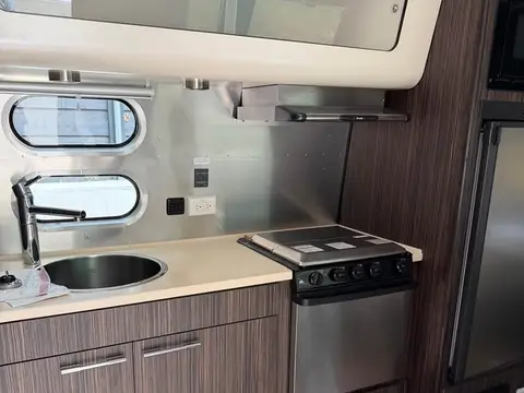 2015 Airstream International Signature 23FB — photo 5