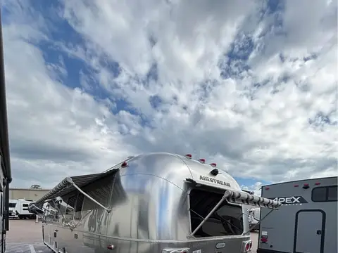 2020 Airstream Classic 33FB Queen — photo 2
