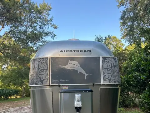 2019 Airstream Tommy Bahama 19 ft — photo 2