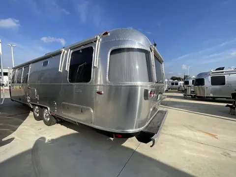 2021 Airstream Classic — photo 4