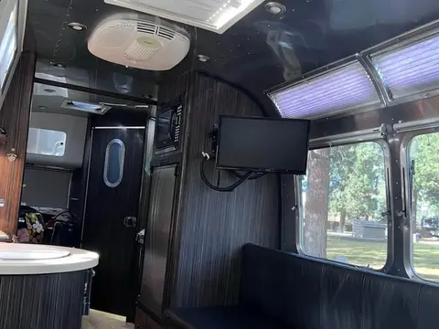 2014 Airstream International 23 ft — photo 2