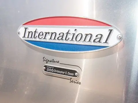 2018 Airstream International Signature 25FB Twin — photo 4