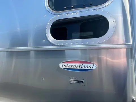 2019 Airstream International 25 FBQ — photo 2