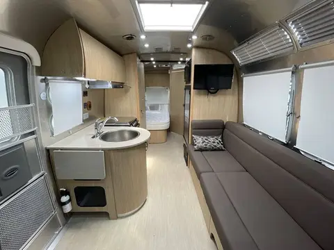 2017 Airstream Flying Cloud 23D — photo 5