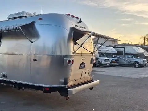 2018 Airstream Classic 33FB — photo 3
