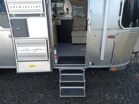 2023 Airstream Pottery Barn 28RB Queen — photo 3