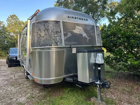 2019 Airstream Tommy Bahama 19 ft — photo 3
