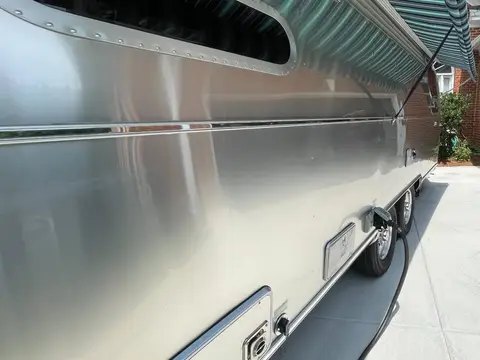 2025 Airstream International 28 Rear Bed Queen — photo 5