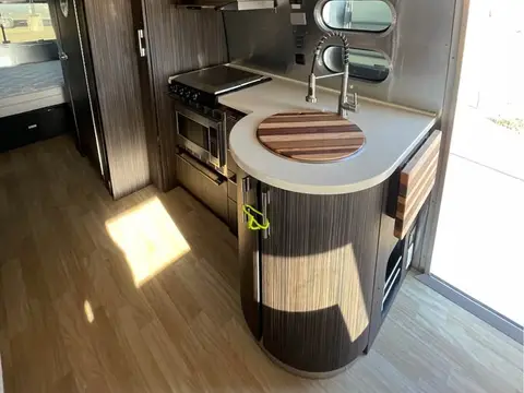 2017 Airstream International 25FB — photo 4