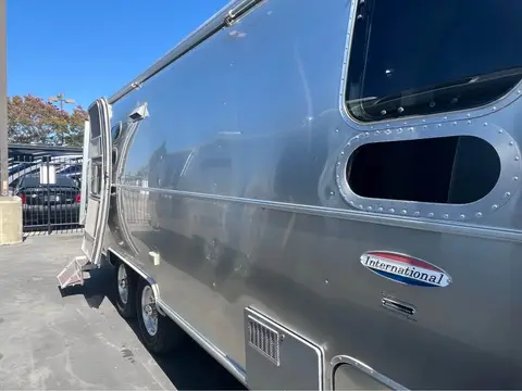 2019 Airstream International 25 FBQ — photo 3
