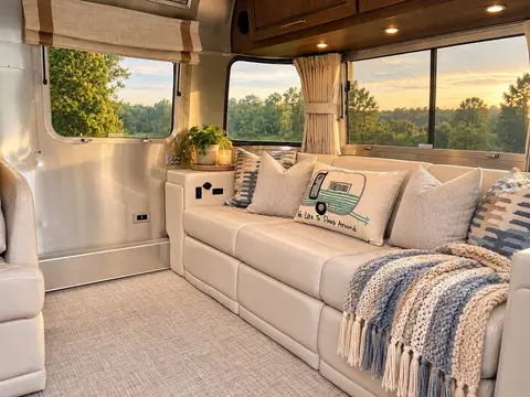 2025 Airstream Classic 30RB Queen — photo 3