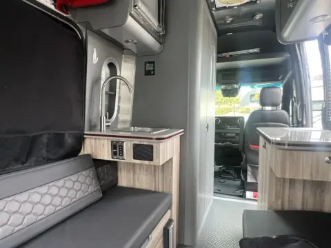 2025 Airstream Interstate — photo 4