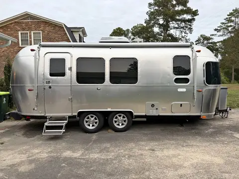 2022 Airstream Flying Cloud 23FBQ — photo 1