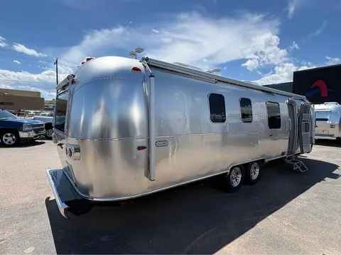 2026 Airstream Classic 33FB — photo 5