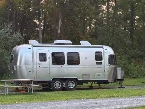 2010 Airstream Flying Cloud 23FB — photo 3