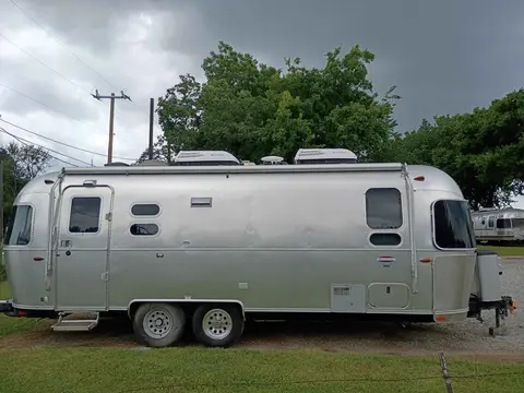 2017 Airstream International 25FB — photo 2