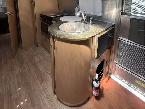 2017 Airstream Flying Cloud 25FB — photo 5