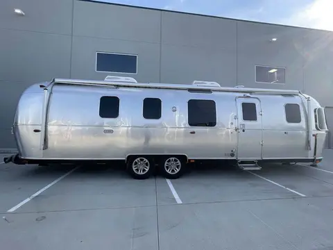2021 Airstream Classic 33FBQ — photo 3