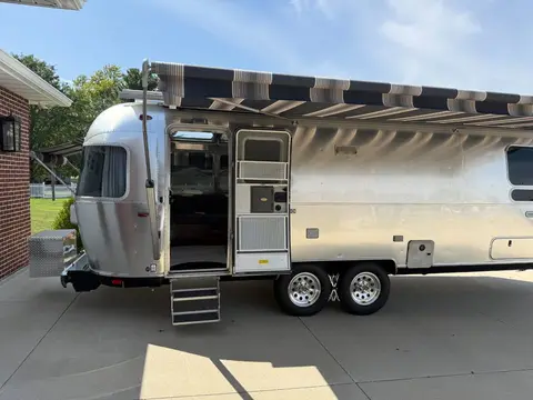 2021 Airstream Globetrotter 27 ft twin 27 ft — photo 2