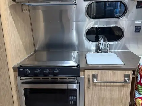 2019 Airstream Flying Cloud 19 ft — photo 3