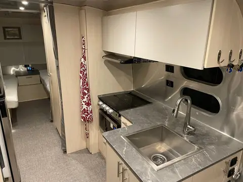2024 Airstream Flying Cloud 25' RB Twin 25 ft — photo 3