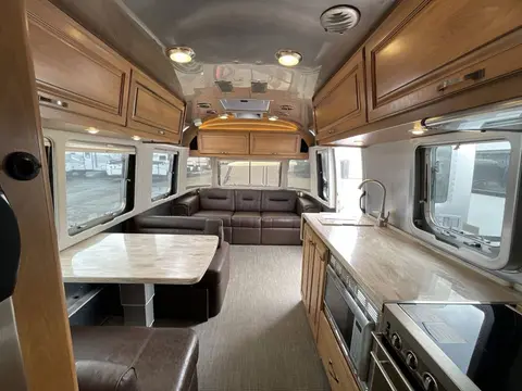 2017 Airstream Classic 30 — photo 3