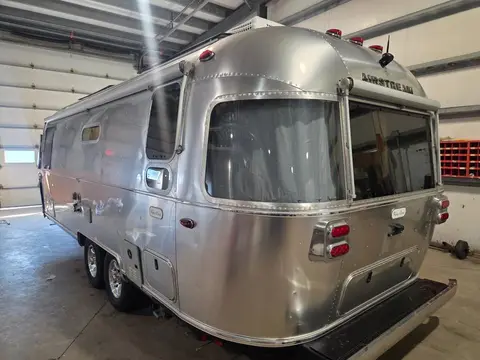 2023 Airstream Flying Cloud 25RBT; rear — photo 5