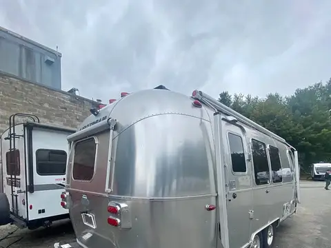 2021 Airstream Globetrotter 23FB Twin; twin — photo 1