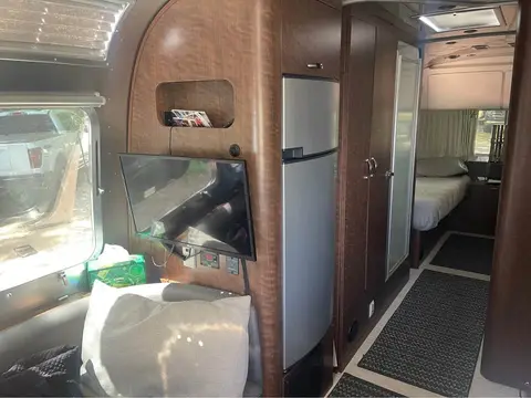 2020 Airstream Globetrotter 27 FB Twin — photo 3