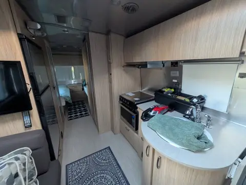 2018 Airstream Flying Cloud 25FB — photo 4