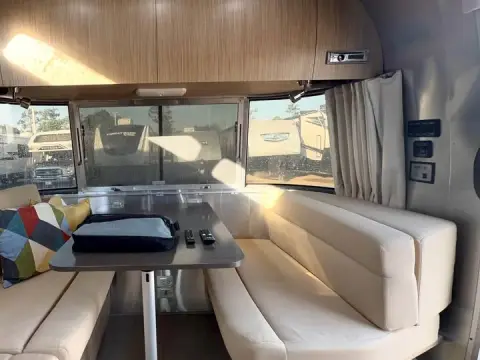 2017 Airstream Flying Cloud 23D — photo 4