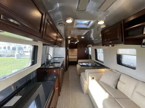 2020 Airstream Classic — photo 5