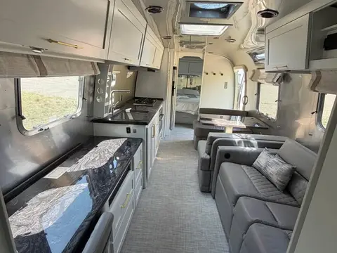 2024 Airstream Classic 33FB — photo 5