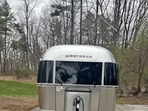 2025 Airstream Classic 28 RB — photo 3