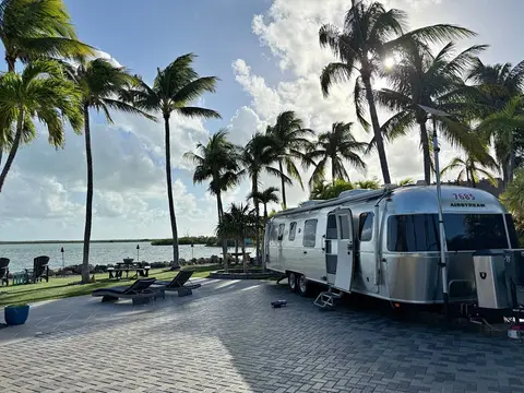 2021 Airstream Classic 33 FB — photo 1