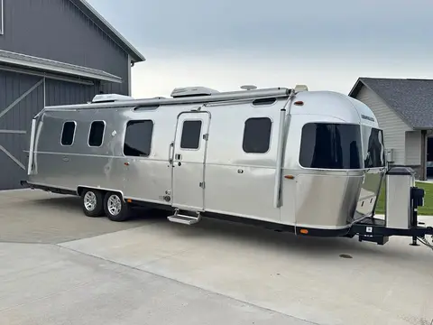 2020 Airstream Classic — photo 1