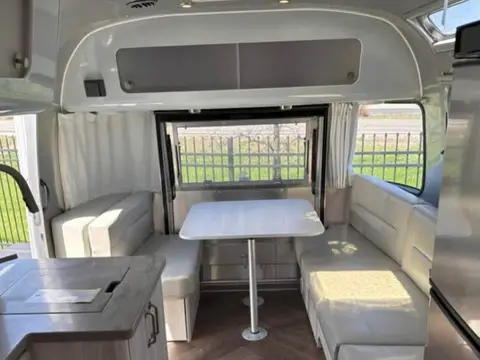 2025 Airstream International 27FB — photo 2